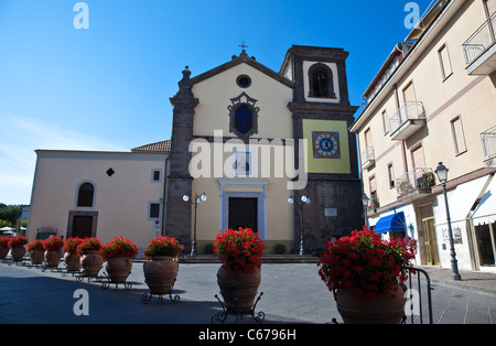 Italien, Halbinsel Sorrentina, Sant'Agata Sui Due Golfi, die Kirche neben dem Restaurant und Hotel Don Alfonso. Stockfoto