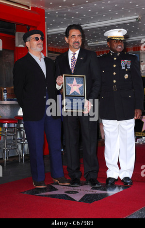 David Mamet, Joe Mantegna, allgemeine Willie Williams bei der Induktion Zeremonie für Stern auf dem Hollywood gehen von Fame Zeremonie für Joe Mantegna, Hollywood Boulevard, Los Angeles, CA 29. April 2011. Foto von: Elizabeth Goodenough/Everett Collection Stockfoto