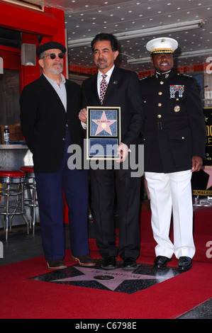 David Mamet, Joe Mantegna, allgemeine Willie Williams bei der Induktion Zeremonie für Stern auf dem Hollywood gehen von Fame Zeremonie für Joe Mantegna, Hollywood Boulevard, Los Angeles, CA 29. April 2011. Foto von: Elizabeth Goodenough/Everett Collection Stockfoto