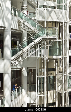 Kingston on Thames, Surrey (London UK) - Bentalls Shopping Centre und Kaufhäuser. Innenarchitektur der Mall. Stockfoto