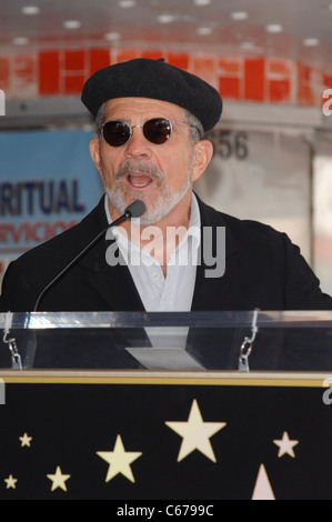 David Mamet bei der Induktion Zeremonie für Stern auf dem Hollywood gehen von Fame Zeremonie für Joe Mantegna, Hollywood Boulevard, Los Angeles, CA 29. April 2011. Foto von: Elizabeth Goodenough/Everett Collection Stockfoto