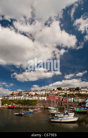 Bunte Häuser und Boote in Brixham, Devon Stockfoto