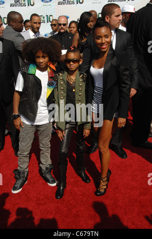 Jada Pinkett Smith, Jaden Smith, Willow Smith in Anwesenheit für BET Awards 2010, Shrine Auditorium, Los Angeles, CA 27. Juni 2010. Foto von: Dee Cercone/Everett Collection Stockfoto