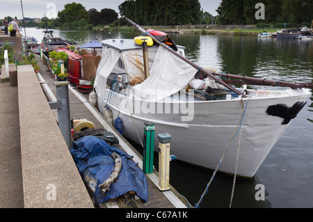 Kingston on Thames, Surrey (London UK) - ein Boot vor Anker Stockfoto