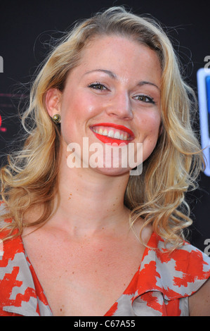 Rebecca Faulkenberry im Ankunftsbereich für Schäden Staffel 4 Premiere, The Paris Theatre, New York, NY 29. Juni 2011. Foto von: Gregorio T. Binuya/Everett Collection Stockfoto