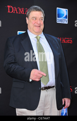 John Goodman im Ankunftsbereich für Schäden Staffel 4 Premiere, The Paris Theatre, New York, NY 29. Juni 2011. Foto von: Gregorio T. Binuya/Everett Collection Stockfoto