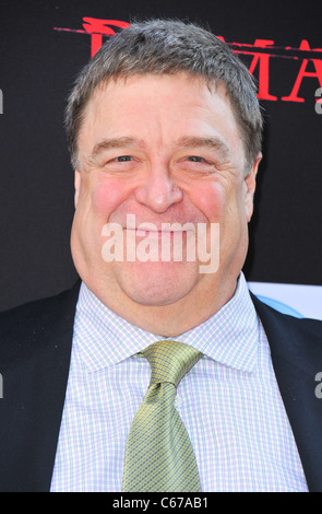 John Goodman im Ankunftsbereich für Schäden Staffel 4 Premiere, The Paris Theatre, New York, NY 29. Juni 2011. Foto von: Gregorio T. Binuya/Everett Collection Stockfoto