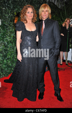 Melissa Leo, Marc Bouwer im Ankunftsbereich für QVC Red Carpet Style Party, Four Seasons Hotel Los Angeles, CA 25. Februar 2011. Foto von: Gregorio T. Binuya/Everett Collection Stockfoto