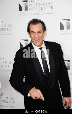 Robert Davi im Ankunftsbereich für Eröffnungs-Gala für die Performing Arts Center Valley, Tal Performing Arts Center, Northridge, CA 29. Januar 2011. Foto von: Sara Cozolino/Everett Collection Stockfoto