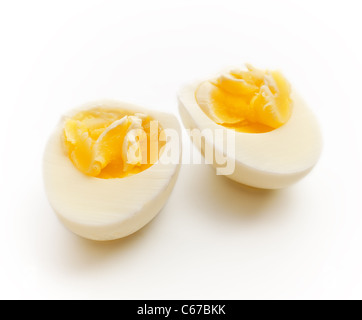 hartes gekochtes Ei in Scheiben geschnitten in eine halbe, grauen Hintergrund Stockfoto