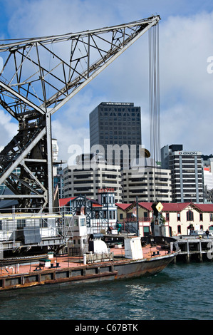 Schiff festgemacht im International Ship Terminal mit großen Werft Kran Jervois Kai Wellington Nordinsel Neuseeland NZ Stockfoto