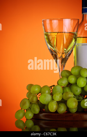 Glas Wein und Traubensaft Haufen, roten Hintergrund Stockfoto