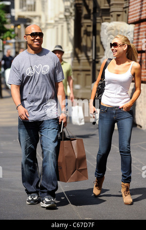 Hines Ward, Kym Johnson, walk in Soho unterwegs für Promi-Schnappschüsse - Mi, New York, NY 25. Mai 2011. Foto von: Ray Tamarra/Everett Collection Stockfoto