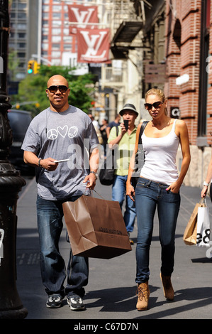 Hines Ward, Kym Johnson, den Louis Vuitton Store weglassen und über für Promi-Schnappschüsse - Mi, New York, NY 25. Mai 2011. Stockfoto