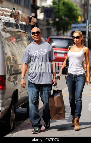 Hines Ward, Kym Johnson, walk in Soho unterwegs für Promi-Schnappschüsse - Mi, New York, NY 25. Mai 2011. Foto von: Ray Tamarra/Everett Collection Stockfoto