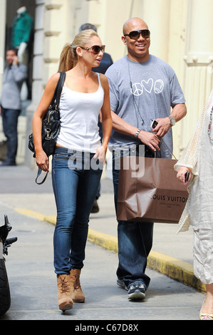 Kym Johnson, Hines Ward, walk in Soho unterwegs für Promi-Schnappschüsse - Mi, New York, NY 25. Mai 2011. Foto von: Ray Tamarra/Everett Collection Stockfoto