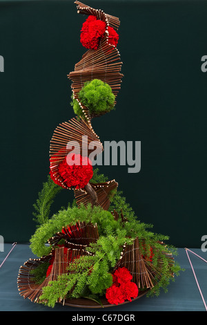 Zeitgenössische Blumenkunst, Pflanze, minimalistisches Pflanzendesign, Ikebana im Rikka-Stil, Komposition des Stilllebens, Wettbewerbsfähige Blumenarrangements, exzentrische Blumen in bunten Töpfen, besondere Elemente & abstrakte Exponate. Zen auf dem Southport Flower Show Showground 28., Victoria Park, 2011 Southport, Merseyside, Großbritannien Stockfoto