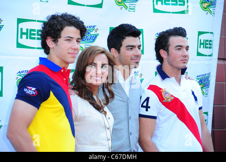 Nick Jonas, Demi Lovato, Joe Jonas, Kevin Jonas bei einem öffentlichen Auftritt für 2010 Arthur Ashe Kids Day, USTA Billie Jean King National Tennis Center, Flushing, NY 28. August 2010. Foto von: Gregorio T. Binuya/Everett Collection Stockfoto