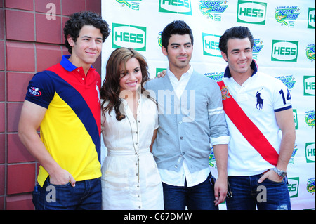 Nick Jonas, Demi Lovato, Joe Jonas, Kevin Jonas bei einem öffentlichen Auftritt für 2010 Arthur Ashe Kids Day, USTA Billie Jean King National Tennis Center, Flushing, NY 28. August 2010. Foto von: Gregorio T. Binuya/Everett Collection Stockfoto