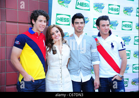 Nick Jonas, Demi Lovato, Joe Jonas, Kevin Jonas bei einem öffentlichen Auftritt für 2010 Arthur Ashe Kids Day, USTA Billie Jean King National Tennis Center, Flushing, NY 28. August 2010. Foto von: Gregorio T. Binuya/Everett Collection Stockfoto