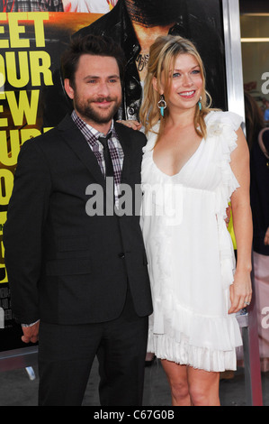 Charlie Day, Mary Elizabeth Ellis im Ankunftsbereich für Kill the Boss Premiere, Graumans Chinese Theatre, Los Angeles, CA am 30 Juni, Stockfoto