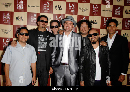 Ozomatli im Ankunftsbereich für A BETTER LIFE Gala-Premiere auf der Los Angeles Film Festival (LAFF), Regal Theater in L.A. Live, Los Angeles, CA 21. Juni 2011. Foto von: Michael Germana/Everett Collection Stockfoto