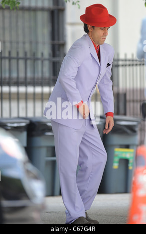 Sacha Baron Cohen vor Ort für den Diktator Film Set Shooting On Location in Manhattan, nahe Fifth Avenue und 127. Street, New York, NY 30. Juni 2011. Foto von: Kristin Callahan/Everett Collection Stockfoto