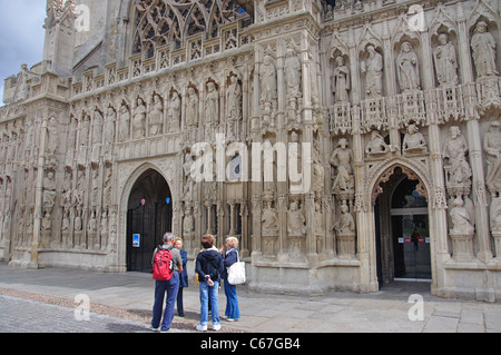 Geschnitzte religiöse Figuren auf Westfront, Kathedrale von Exeter, Exeter, Devon, England, Vereinigtes Königreich Stockfoto