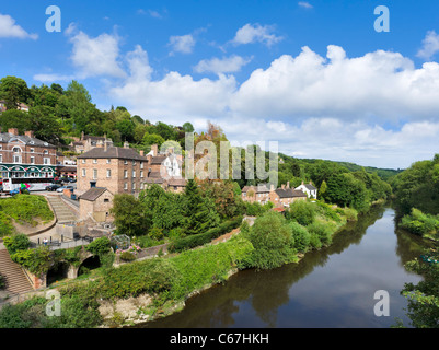 Blick über den Fluss Severn von der eisernen Brücke in der Stadt von Ironbridge, Shropshire, England, UK Stockfoto