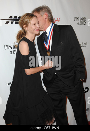 Harrison Ford, Calista Flockhart im Ankunftsbereich für 8. jährlichen lebenden Legenden der Luftfahrt Awards, Beverly Hilton Hotel, Beverly Hills, CA 21. Januar 2011. Foto von: Elizabeth Goodenough/Everett Collection Stockfoto