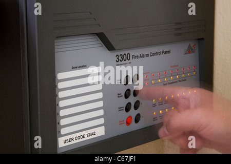 Unscharfe Hand   gekennzeichnet herkömmlichen kommunalen 3300  EN54 Brandmelderzentrale und Benutzer Code eingegeben wird Stockfoto