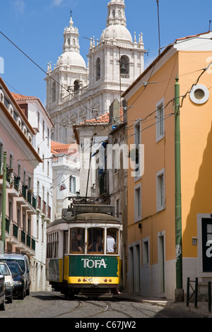 Straßenbahn in engen Gassen unterhalb der Igreja de São Vicente de Fora, Alfama Viertel, zentral-Lissabon, Portugal Stockfoto