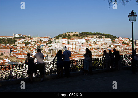 Evening.Looking vom Miradouro de São Pedro de Alcântara, Bairro Alto, Alfama + Baixa Viertel + Burg, Lissabon, Portugal Stockfoto