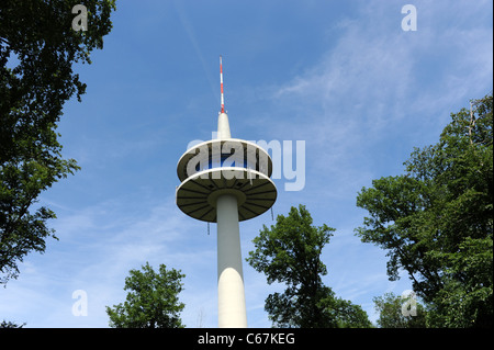 Sendeturm der Deutschen Telekom AG (deutsche Telefongesellschaft) und Antennenmast am Weisser Stein in der Nähe von Heidelberg Stockfoto