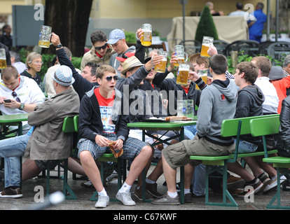 Biertrinker im Englischen Garten Biergarten in München Bayern Deutschland München Deutschland Biergarten Stockfoto