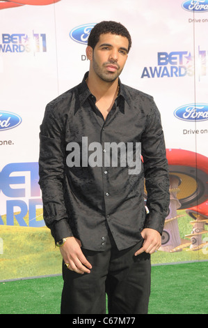 Drake im Ankunftsbereich für 2011 BET Awards, Shrine Auditorium, Los Angeles, CA 26. Juni 2011. Foto von: Dee Cercone/Everett Collection Stockfoto