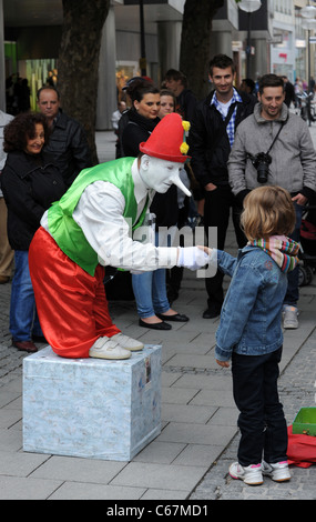 Unterhaltsame Pantomime Menschenmassen in München-Bayern-Deutschland-München-Deutschland Stockfoto