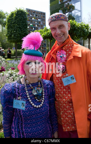 Chelsea Flower Show 2011, Mode-Designerin Zandra Rhodes und Andrew Logan Stockfoto