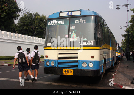 Schülerinnen und Schüler warten vom Schulbus in der Nähe von Royal Hotel Bangkok Thailand Stockfoto