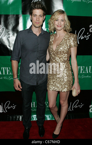 Tim Loden, Yvonne Strahovski in Anwesenheit für Pamela Anderson 44. Geburtstagsparty im Chateau, Nachtclub & Schlossgarten im Paris Las Vegas, Las Vegas, NV 30. Juli 2011. Foto von: James Atoa/Everett Collection Stockfoto