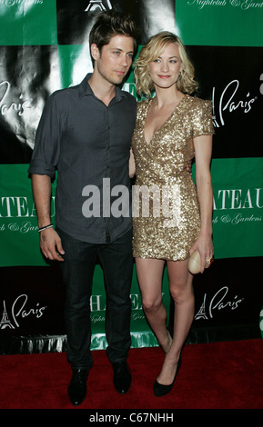 Tim Loden, Yvonne Strahovski in Anwesenheit für Pamela Anderson 44. Geburtstagsparty im Chateau, Nachtclub & Schlossgarten im Paris Las Vegas, Las Vegas, NV 30. Juli 2011. Foto von: James Atoa/Everett Collection Stockfoto