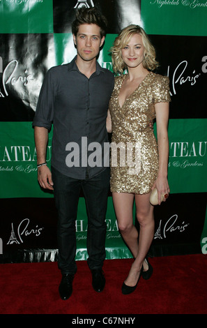 Tim Loden, Yvonne Strahovski in Anwesenheit für Pamela Anderson 44. Geburtstagsparty im Chateau, Nachtclub & Schlossgarten im Paris Las Vegas, Las Vegas, NV 30. Juli 2011. Foto von: James Atoa/Everett Collection Stockfoto