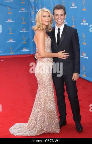 Claire Danes (trägt eine Kleid von Giorgio Armani Prive), Hugh Dancy im Ankunftsbereich für Academy of Television Arts & Wissenschaften 62. Primetime Emmy Awards - Ankünfte, Nokia Theatre, Los Angeles, CA 29. August 2010. Foto von: Rob Kim/Everett Collection Stockfoto