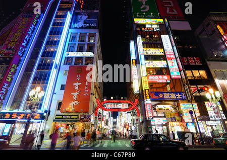 Kabuki-Cho, eine berühmte Nachtleben und Rotlicht - Viertel in Shinjuku Ward, Tokio, Japan. Stockfoto