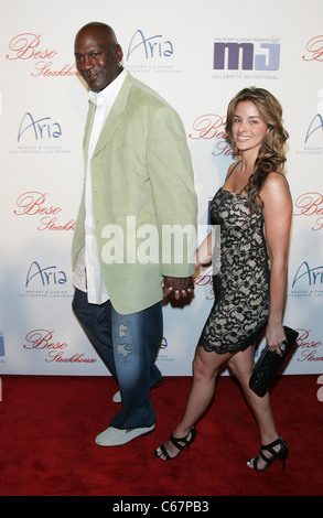 Michael Jordan, Yvette Prieto im Ankunftsbereich für 10. Michael Jordan Celebrity Invitational Jahresessen, Beso Steakhouse, Kristalle im CityCenter, Las Vegas, NV 31. März 2011. Foto von: James Atoa/Everett Collection Stockfoto