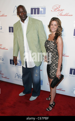 Michael Jordan, Yvette Prieto im Ankunftsbereich für 10. Michael Jordan Celebrity Invitational Jahresessen, Beso Steakhouse, Kristalle im CityCenter, Las Vegas, NV 31. März 2011. Foto von: James Atoa/Everett Collection Stockfoto