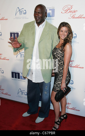 Michael Jordan, Yvette Prieto im Ankunftsbereich für 10. Michael Jordan Celebrity Invitational Jahresessen, Beso Steakhouse, Kristalle im CityCenter, Las Vegas, NV 31. März 2011. Foto von: James Atoa/Everett Collection Stockfoto