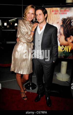 Uma Thurman, Michael Angarano im Ankunftsbereich für Zeremonie Premiere, Arclight Hollywood, Los Angeles, CA 22. März 2011. Foto von: Elizabeth Goodenough/Everett Collection Stockfoto