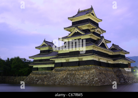 Das historische Matsumoto Schloss unter rosa Himmel, aus dem 15. Jahrhundert in Matsumoto, Japan. Stockfoto