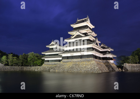 Das historische Matsumoto Schloss unter rosa Himmel, aus dem 15. Jahrhundert in Matsumoto, Japan. Stockfoto